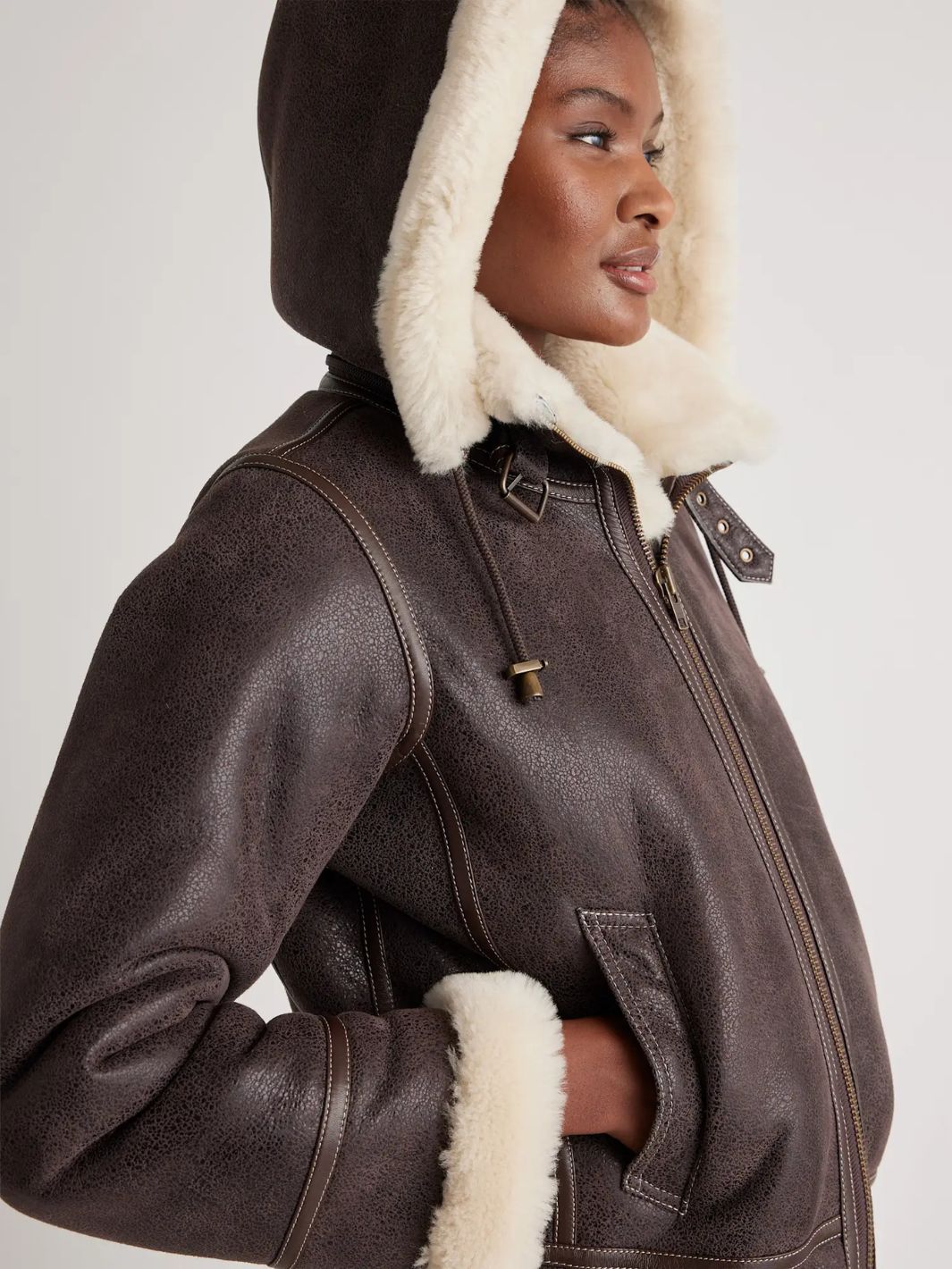 Shearling-Bomberjacke mit abnehmbarer Kapuze