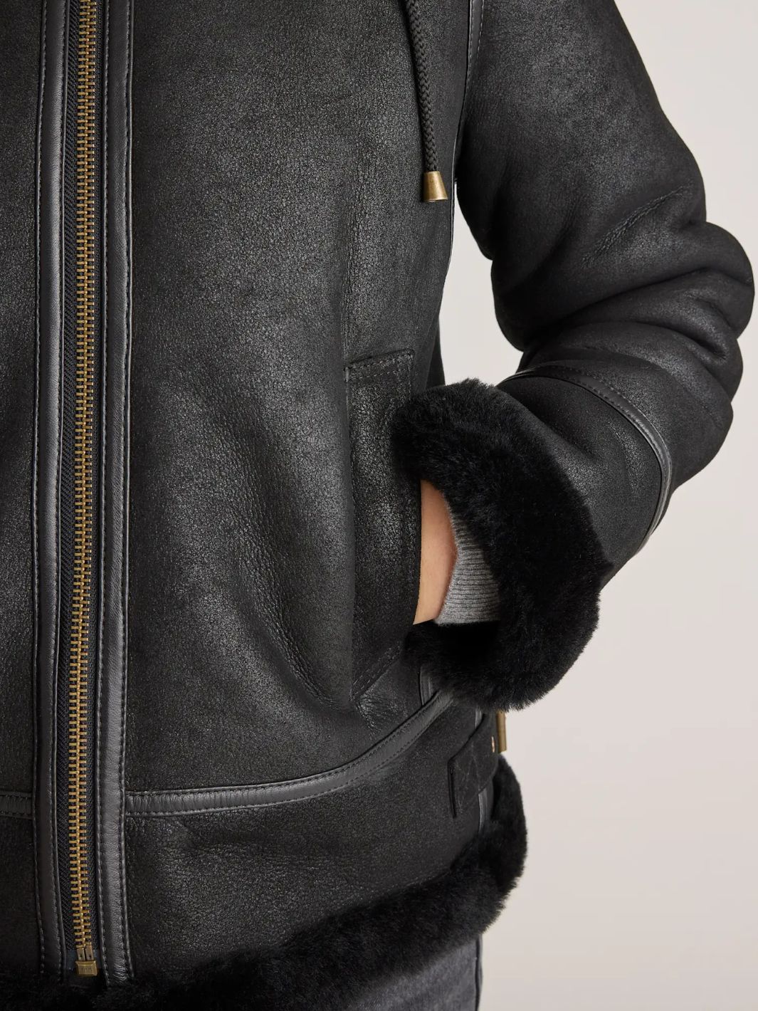 Shearling-Bomberjacke mit abnehmbarer Kapuze